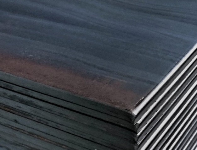 Hot rolled steel sheet with scaled surface texture