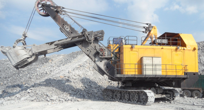 Excavator bucket lined with NM450 abrasion resistant steel plate